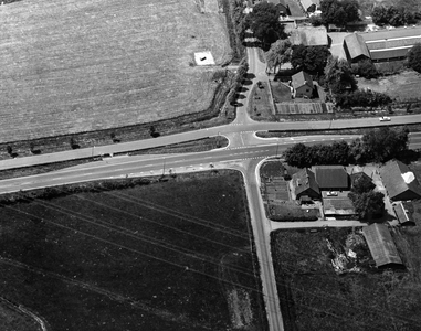 847254 Luchtfoto van de kruising van de S04 (de secundaire provinciale weg Bunschoten-Amersfoort), met de ...